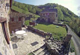 les trois maisons, gite de montagne en vallée d’aspe avec piscine, spa, sauna, animaux et stage sportif, petit vert