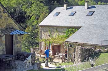 les trois maisons, gite de montagne en vallée d’aspe avec piscine, spa, sauna, animaux et stage sportif