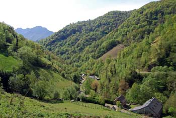 les trois maisons, gite de montagne en vallée d’aspe avec piscine, spa, sauna, animaux et stage sportif