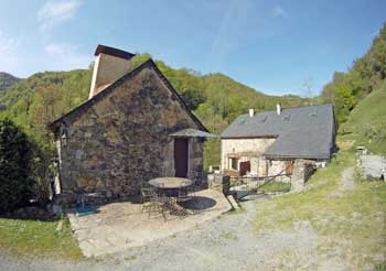 les trois maisons, gite de montagne en vallée d’aspe avec piscine, spa, sauna, animaux et stage sportif, petit gite